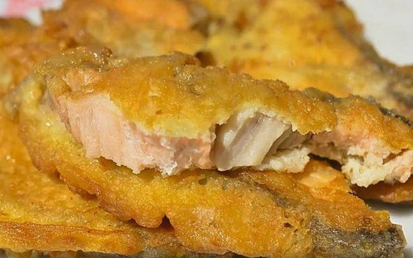 สเต็กปลาแซลมอนสีชมพูในแป้ง