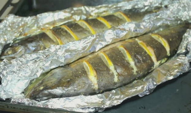 Pink salmon in foil with lemon
