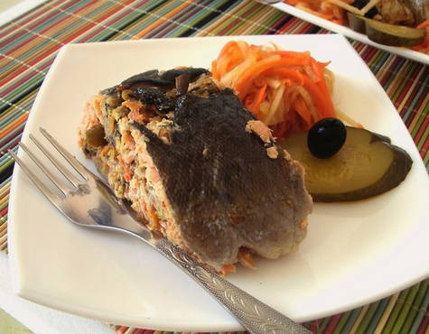 Pink salmon stuffed with vegetables
