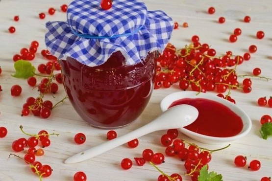Red currant jelly with gelatin