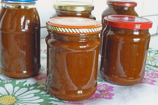 Apricot jam at home