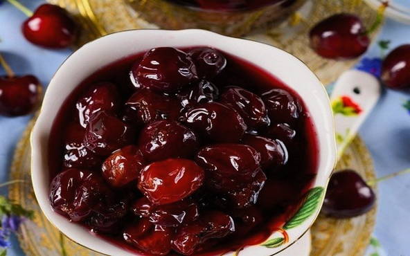 Sweet cherry jam with gelling sugar