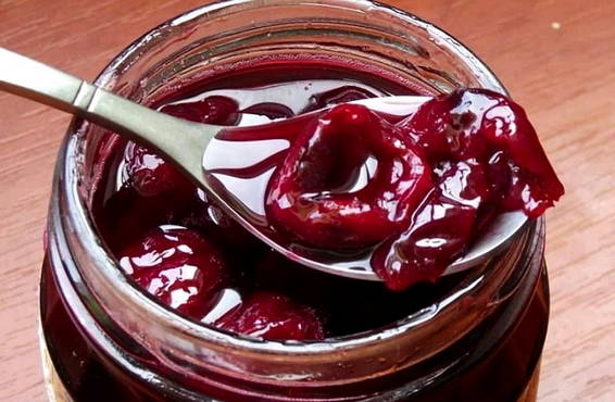 Pitted sweet cherry jam