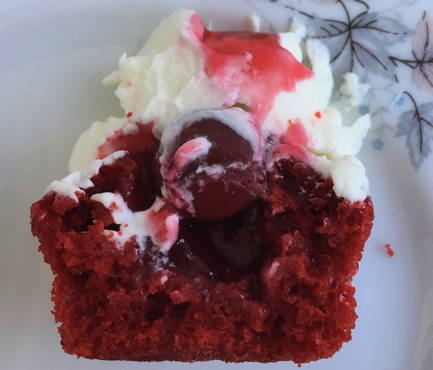 Cupcakes red velvet with cherries