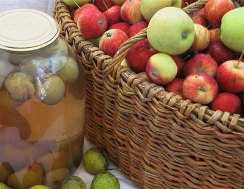 ลูกแพร์และผลไม้แช่อิ่มแอปเปิ้ลสำหรับฤดูหนาว