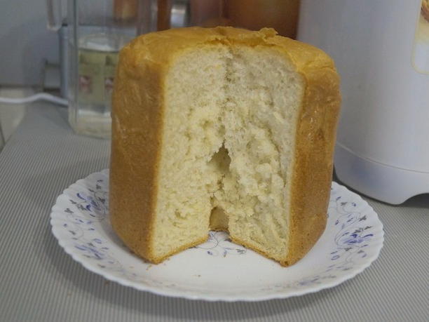 ขนมปังขาวในเครื่องทำขนมปังเรดมอนด์ที่บ้าน