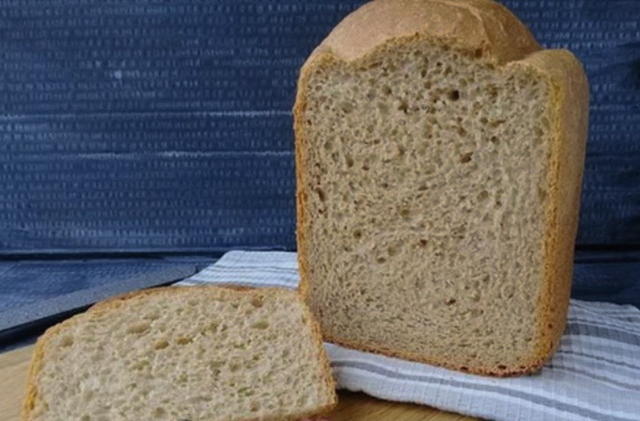 ขนมปัง Darnitsky ในเครื่องทำขนมปัง Redmond