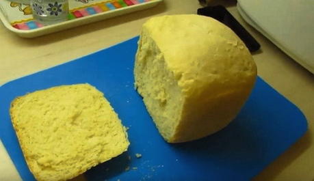 ขนมปังขาวบน kefir ในเครื่องทำขนมปัง