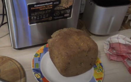 ขนมปังไรย์กับ kefir ในเครื่องทำขนมปัง
