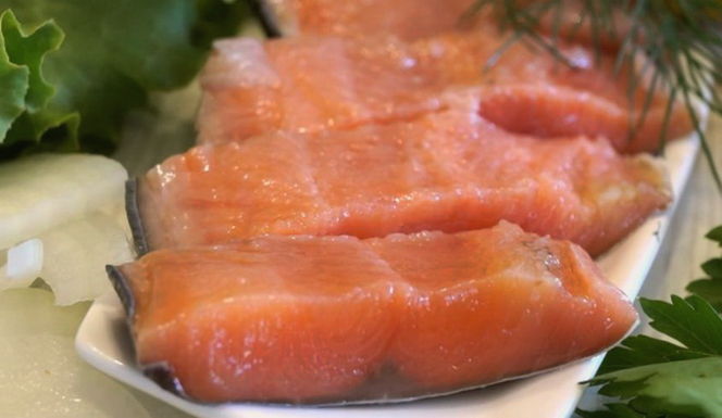 How to salt pink salmon in oil at home
