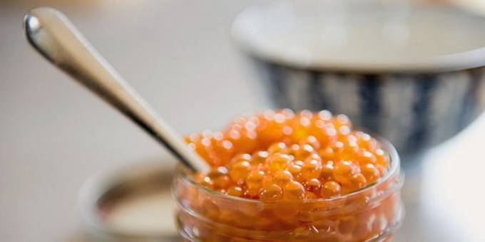 How to salt trout caviar in oysters