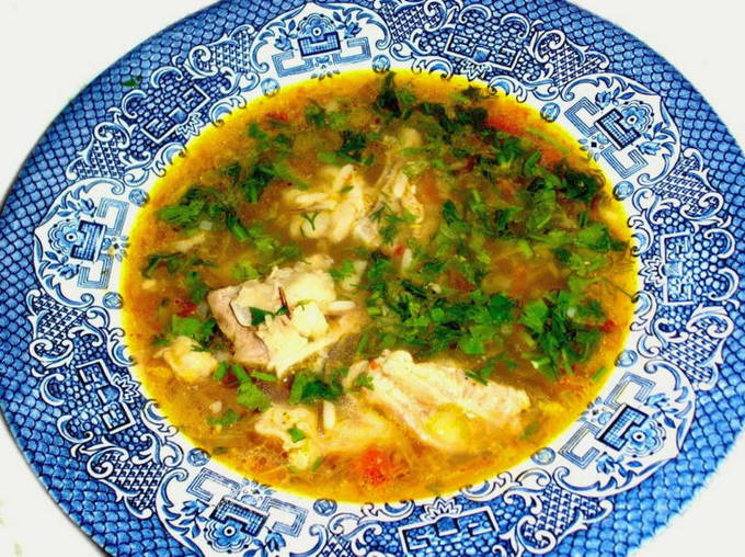 ซุป kharcho บนน้ำซุปไก่กับมันฝรั่งและข้าว