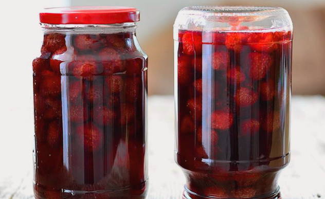 Strawberry jam with gelatin and lemon