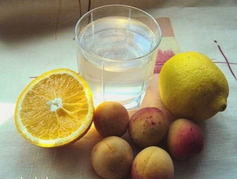 ผลไม้แช่อิ่มแอปริคอทกับส้มและมะนาวในขวดขนาด 3 ลิตรสำหรับฤดูหนาว