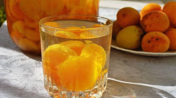ผลไม้แช่อิ่มแอปริคอตและส้มในขวดขนาด 2 ลิตรสำหรับฤดูหนาว