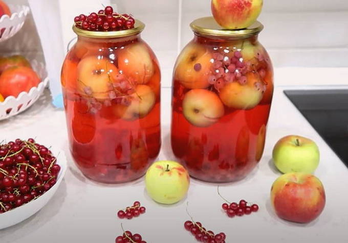 ลูกเกดแดงและผลไม้แช่อิ่มแอปเปิ้ลในขวด 3 ลิตรสำหรับฤดูหนาว