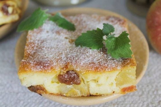 Cottage cheese casserole with apples and raisins